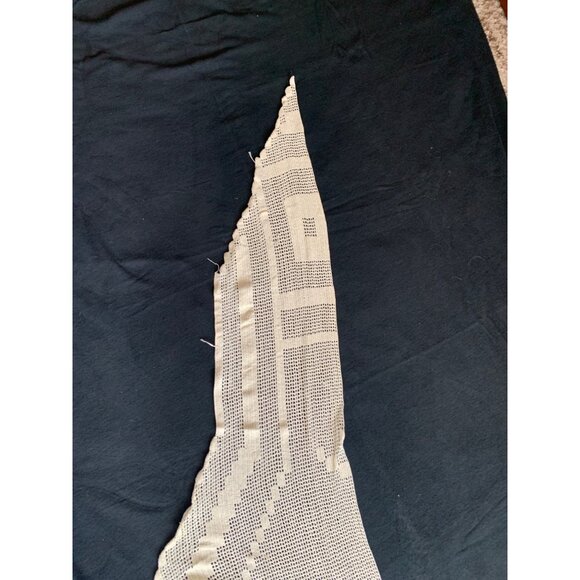 Crocheted Antique Mantle Scarf With Geometric Design 18" X 107" - Picture 5 of 12